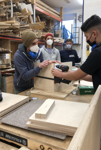 Schüler*innen in der Werkstatt