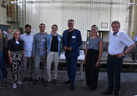 v.l.n.r: Heike Marzen (Geschäftsführerin Wirtschaftsförderung Dortmund), Hirday Bharaj (asp Architekten), Raphael Dietz (asp Architekten), Christiana Weiß (asp Architekten), OB Thomas Westphal, Inga vom Hagen-Hülsberg (SVTZ), Ludger Wilde (Planungsdezernent Stadt Dortmund)