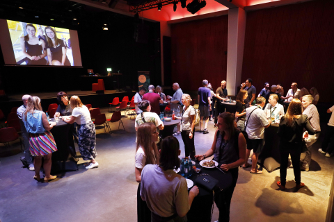 BARsession: Beim Essen und Netzwerken liefen im Hintergrund Fotos aus 10 Jahren BARsession