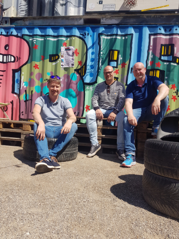 JunkYard Dortmund: Drei sitzende Menschen, von links: Sebastian Winkler, Chris Brosky, Oliver Walter