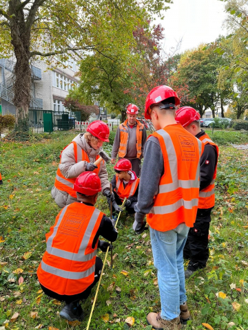 Schüler*innen beim Vermessen