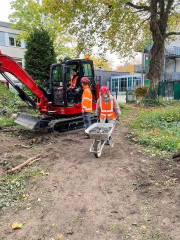 Schüler*innen bei den Vorbereitungsarbeiten für die Terrasse im Schulgarten