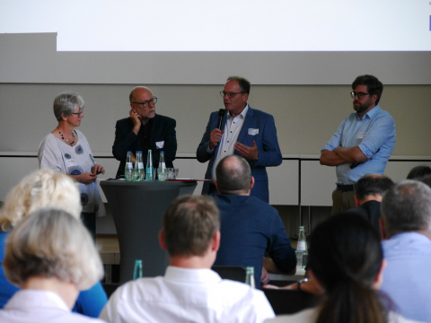 v.l.n.r.: Jutta Reiter (Vorsitzende Dortmunder Weiterbildungsforum e.V.) moderiert das Podium mit Stephan Straub (Direktor vhs Dortmund und Sprecher der vhs im Regierungsbezirk Arnsberg), Thomas Keyen (Geschäftsführer Operativ der Agentur für Arbeit Hamm) und Arne Lehmann (Prospektiv GmbH).