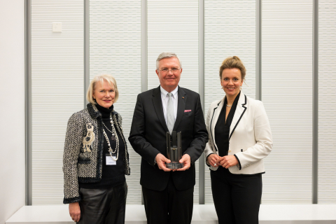 (v. l. n. r.): Dr. Bettina Horster (Vorsitzende der GFS), Prof. Michael ten Hompel (geschäftsführender Institutsleiter des Fraunhofer IML) und Ina Brandes, Ministerin für Kultur und Wissenschaft des Landes NRW. 