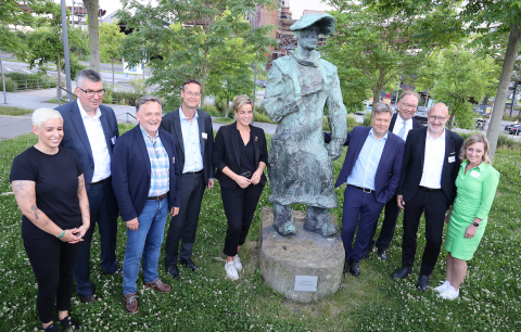 Gruppenfoto mit Hüttenmann nach dem Rundgang im Technologiepak PHOENIX (v.l.):  Dr. Wiebke Lüke, Geschäftsführerin der WEW GmbH, Wulf-Christian Ehrich, stellvertretender Hauptgeschäftsführer der IHK zu Dortmund, Sven Rüger, Geschäftsführer der Innolume GmbH, Dr. Michael Steigerwald, Geschäftsführer der Raith GmbH, NRW-Wirtschaftsministerin Mona Neubaur, Bundeswirtschaftsminister Robert Habeck, Stefan Schreiber, Aufsichtsratsvorsitzender des TechnologieZentrumDortmund und Hauptgeschäftsführer der IHK zu Dort