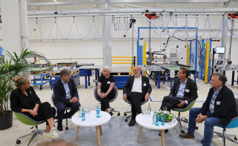 Beim Talk vor der Musterfertigung der WEW GmbH:  NRW-Wirtschaftsministerin Mona Neubaur (v.l.),  Bundeswirtschaftsminister Robert Habeck, Dr. Wiebke Lüke, Geschäftsführerin der WEW GmbH, Dirk Stürmer, Geschäftsführer des TechnologieZentrumDortmund, Dr. Michael Steigerwald, Geschäftsführer der Raith GmbH und Sven Rüger, Geschäftsführer der Innolume GmbH.