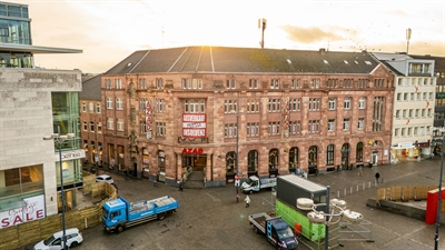 Das Azad-Haus am Hansaplatz ist ein charakteristisches Gebäude mit langer Geschichte. Die Eigentümerfamilie wird ihren Teppichhandel dort aufgeben und sucht mit Unterstützung von Wirtschaftsförderung und Stadt Dortmund nach neuen Nutzungsmöglichkeiten.